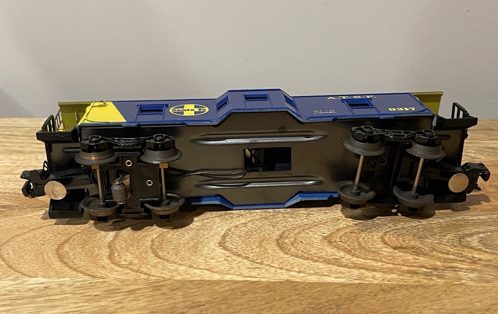 Lionel O & 027 Gauge A.T.S.F. Fright Carrier Caboose 6-9323.