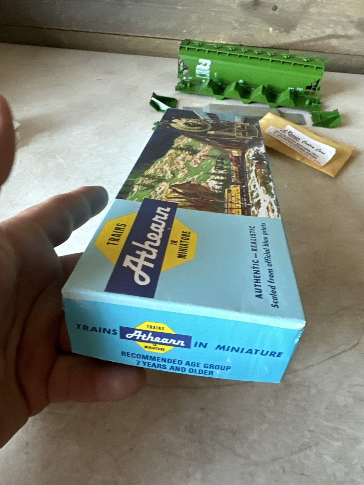 HO ATHEARN Rail Runner 268 55′ Center Flow COVERED HOPPER Burlington Northern