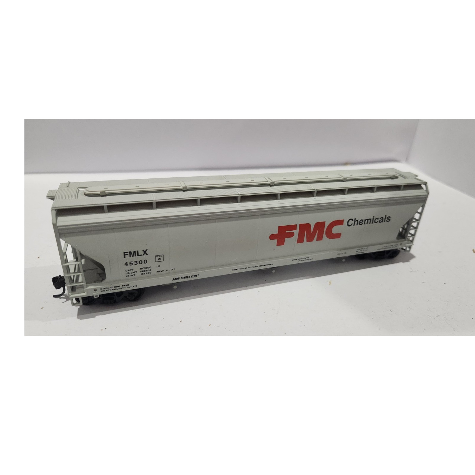 Accurail HO FMC Chemicals Gray/Red/Black Center Flow Freight Hopper Car 45300