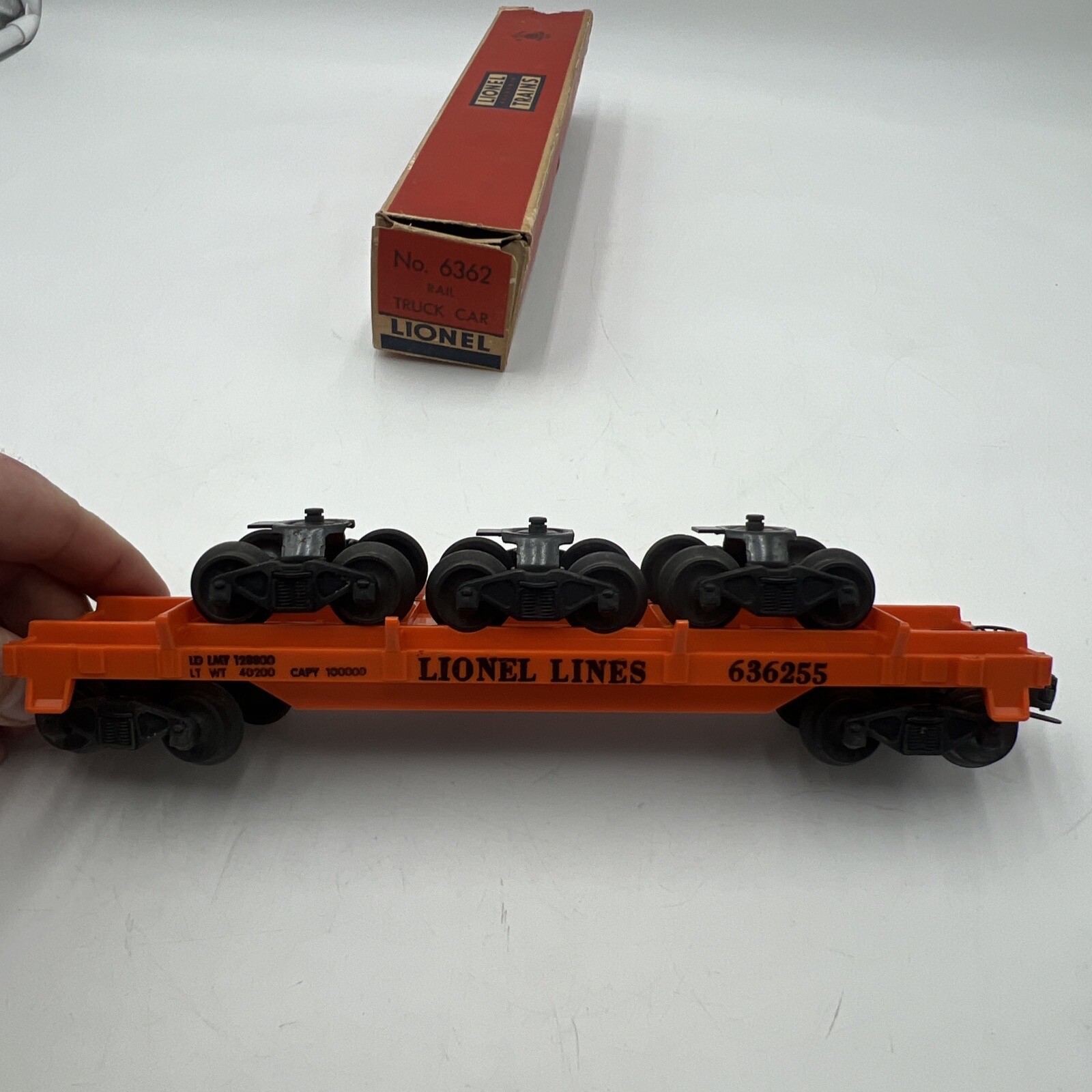 LIONEL POSTWAR O GAUGE 6362 ORANGE RAIL TRUCK CAR WITH 3 TRUCKS #636255 + BOX
