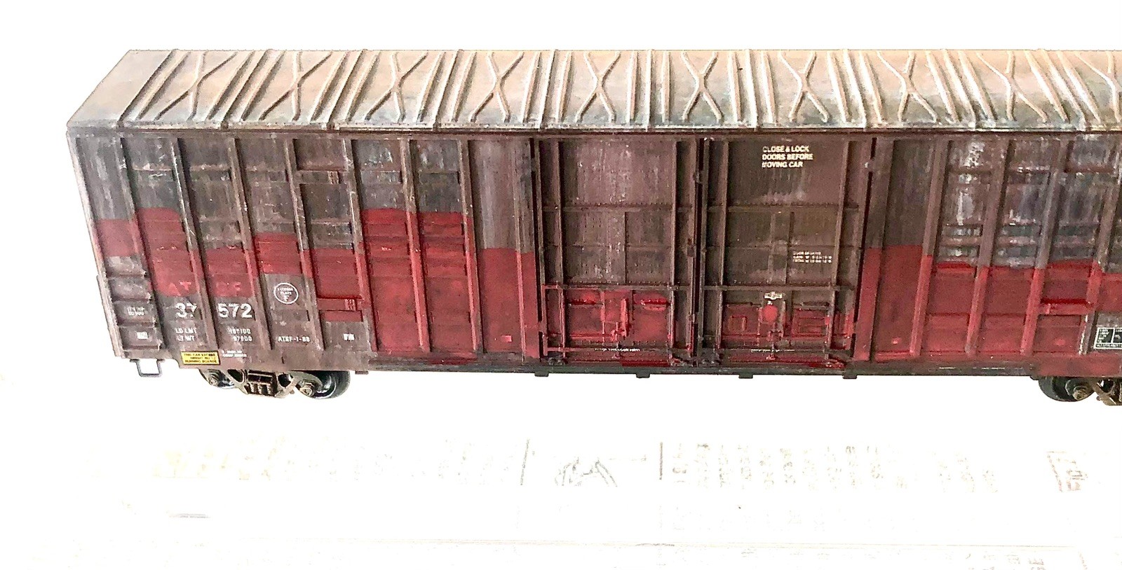 Micro-Trains EX-ATSF 60′ Boxcar Hand-Weathered 103050-HW/Graffiti ‘Patched’