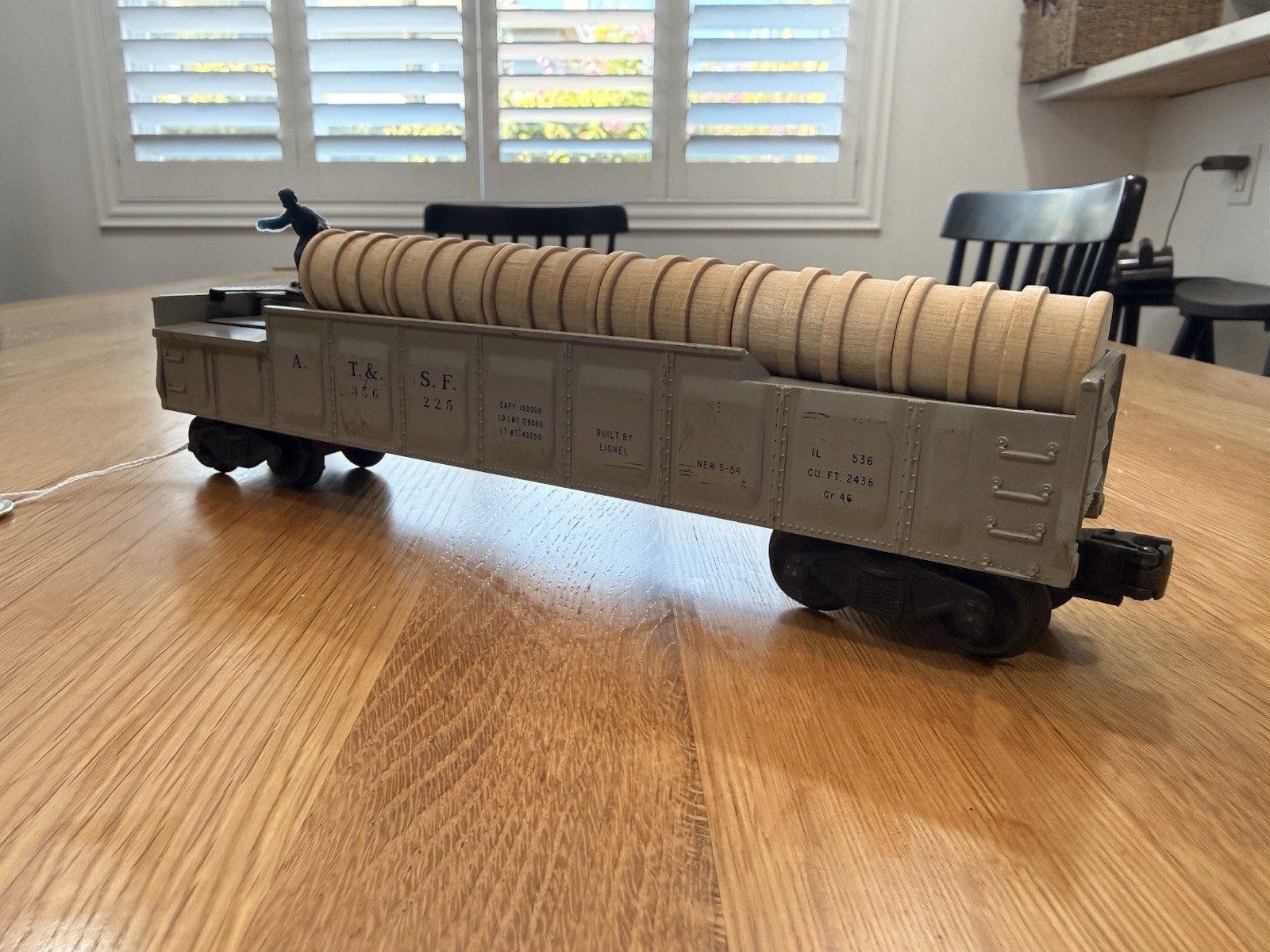 Lionel 356 Operating Barrel Car (Santa Fe ATSF 356), O Gauge. Barrels included