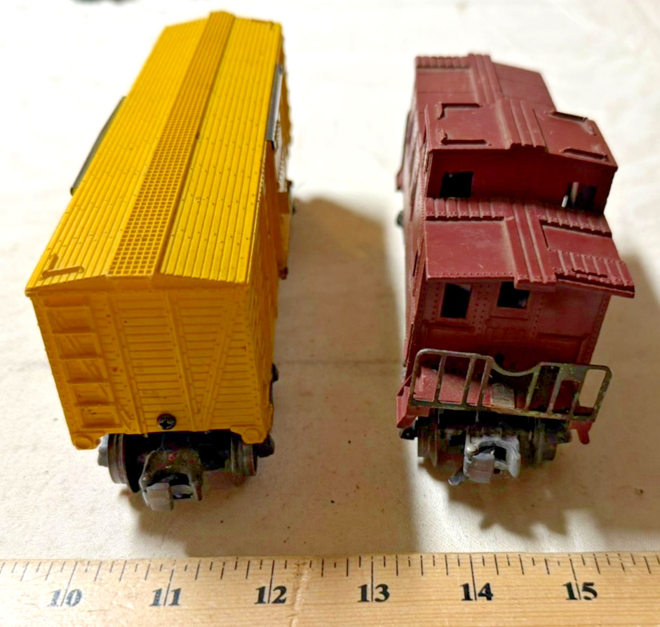 Postwar Lionel O Gauge 6656 yellow cattle car + 6017 Tuscan brown caboose