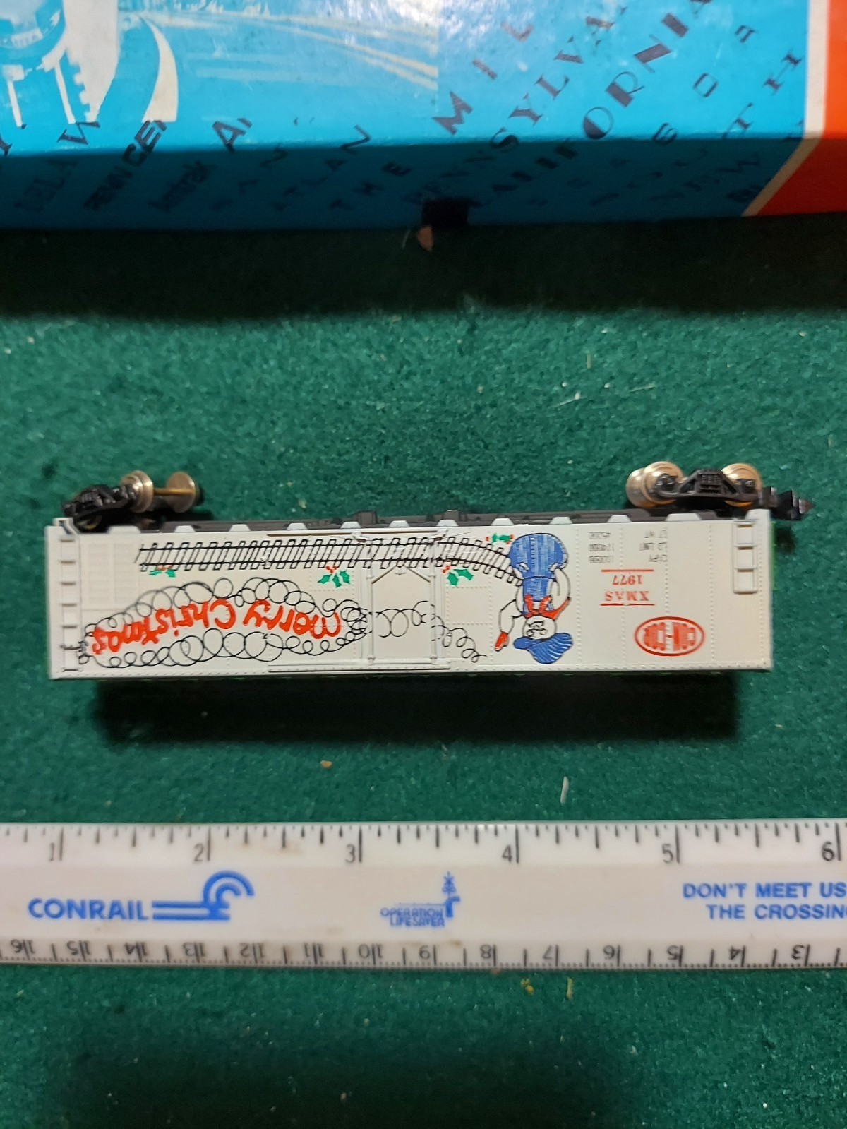CON-COR N SCALE 1977 CHRISTMAS BOX CAR