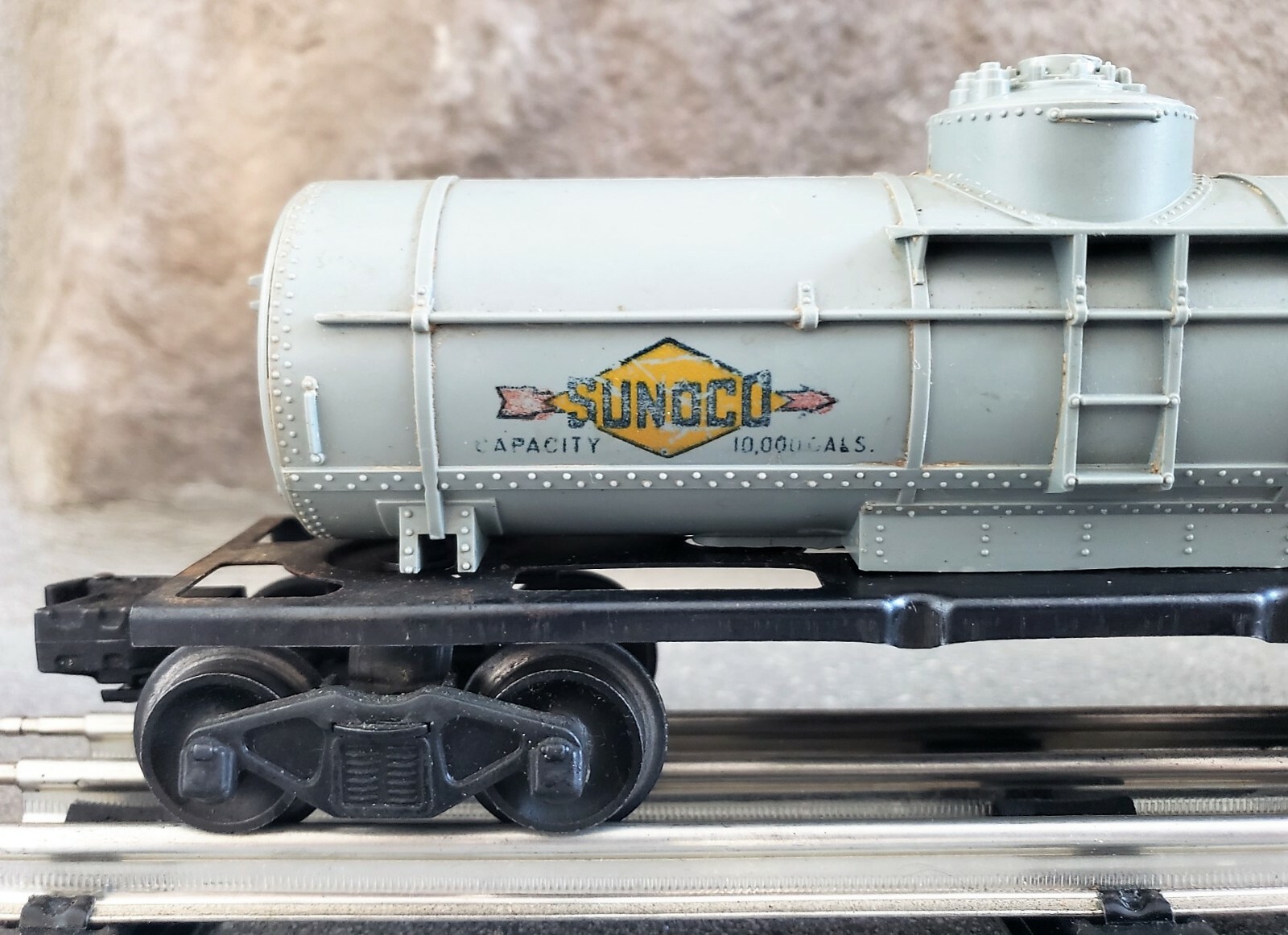 Lionel 6035 – Sunoco Gray 1 dome tanker C6 – very good condition.