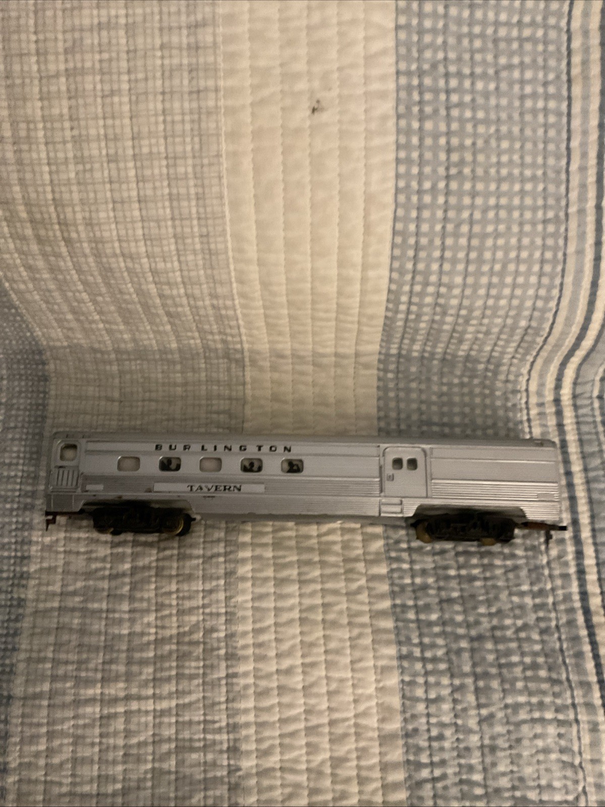 TRAINS **tyco HO ** ENGINE AND 3 CARS Don’t Know Age Of Trains