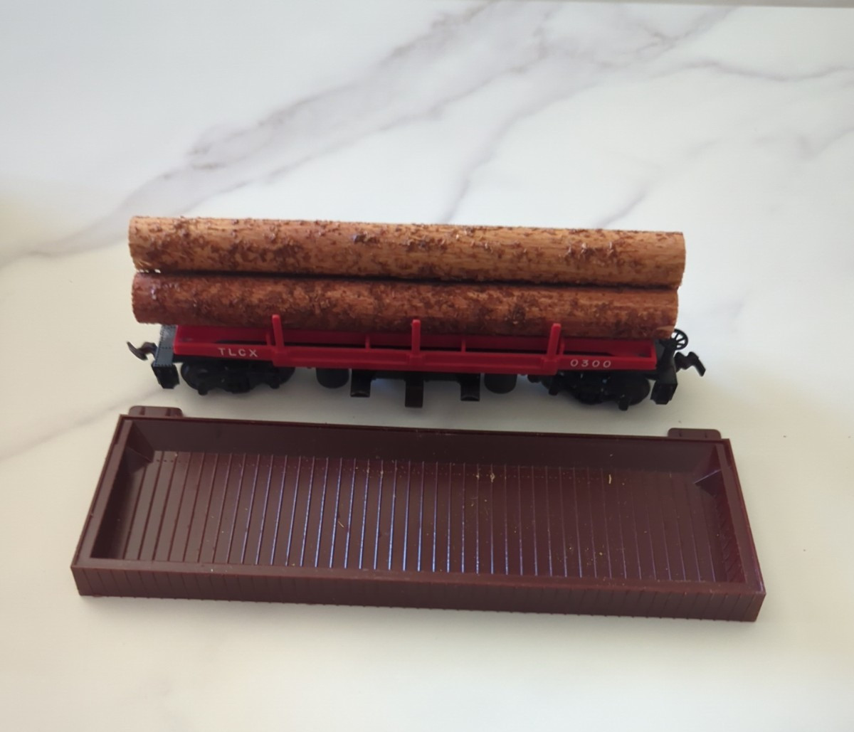 HO Scale by Lionel 0300 Log Flat Car w/ Log Tray & in Original Box