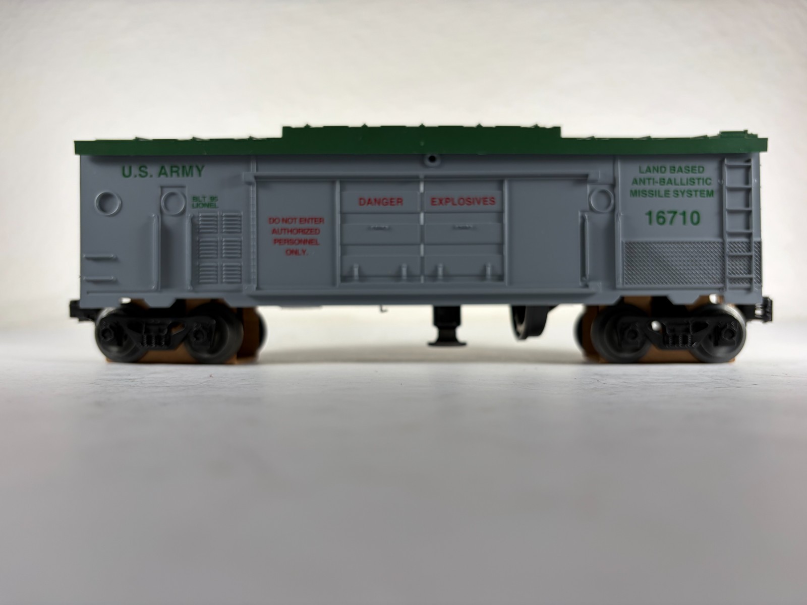 LIONEL 6-16710, OPERATING MISSILE CAR, NIB (1995)