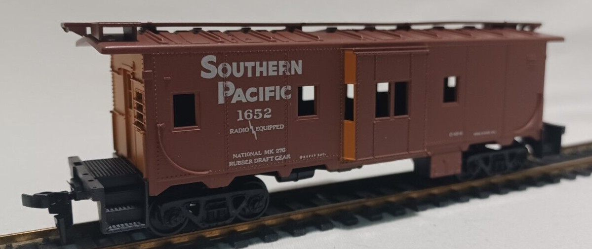 HO SCALE ATHEARN SOUTHERN PACIFIC Bay Window Caboose #1652 Partially Built-up