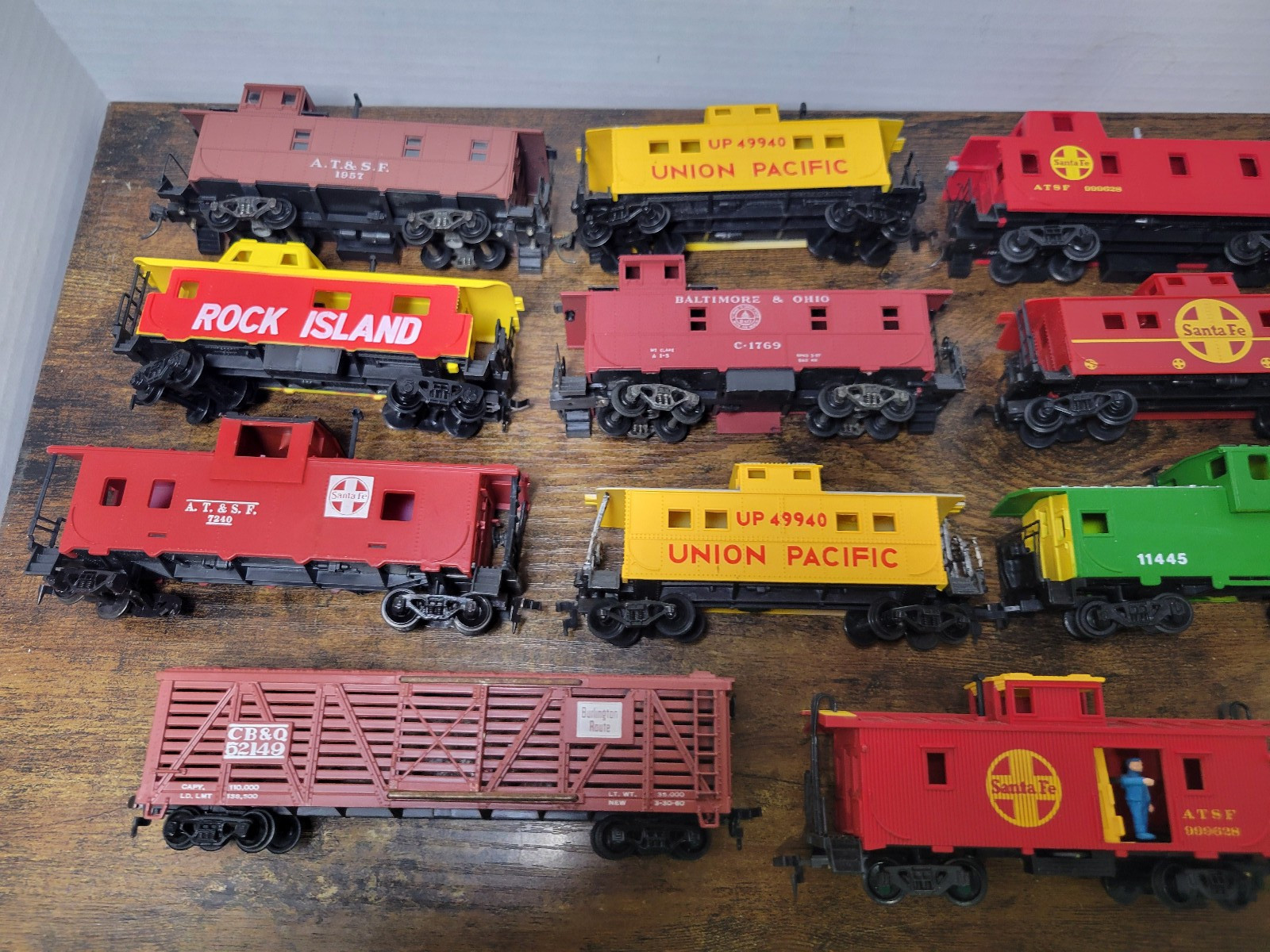 HO Scale Lot of 13 Caboose Mixed Lot Various Conditions + 2 Cars Lot of 15