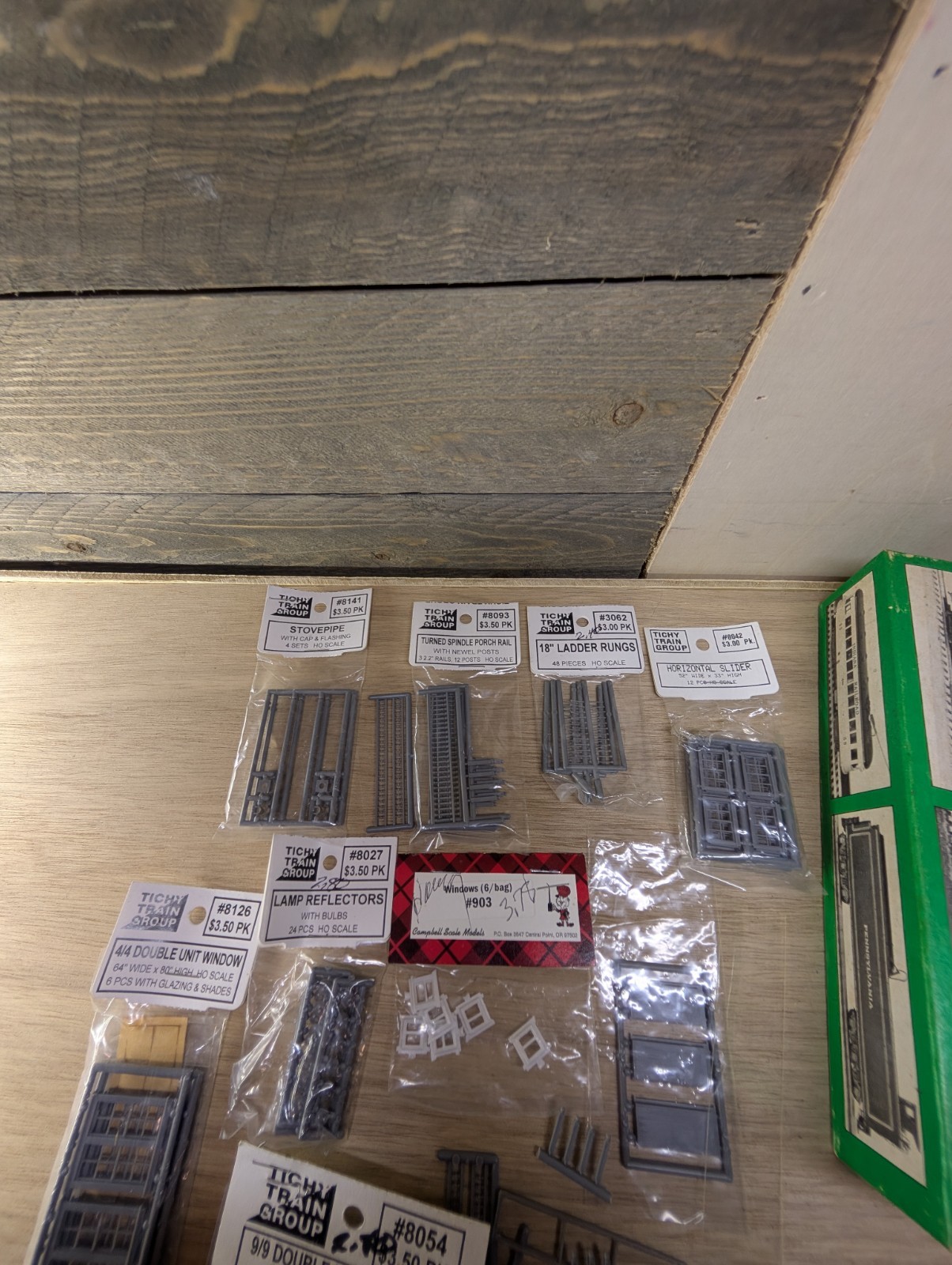 HO Scale Tichy Train Various Stuff – 0458