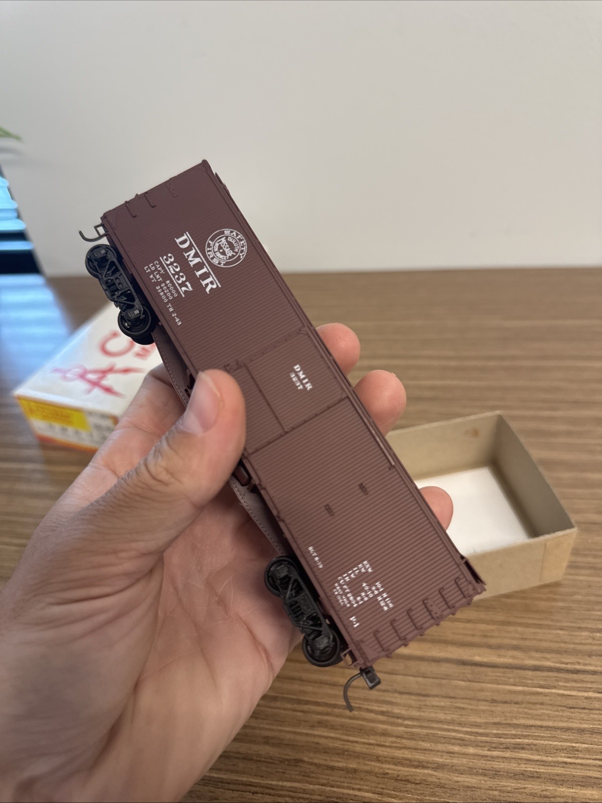 Accurail HO Scale DM&IR 40′ USRA Double Sheathed Boxcar Kit #4626 Missabe Road
