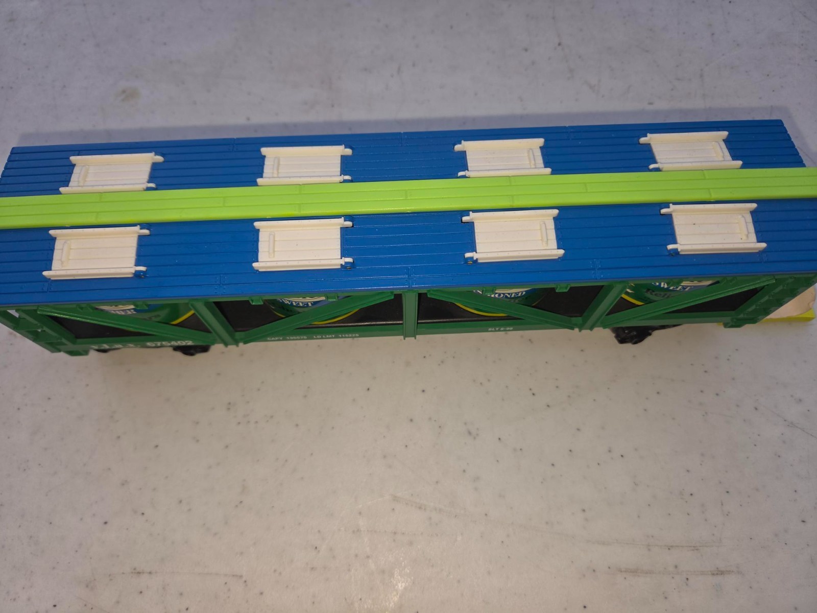 LIONEL, INSIDE TRACK VLASSIC PICKLE VAT CAR, EXCELLENT CONDITION SEE PHOTOS