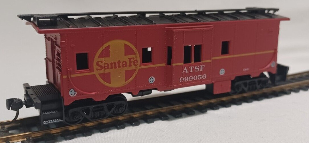 HO SCALE ATHEARN 1286 SANTA FE Bay Window Caboose #999056 Partially Built-up !