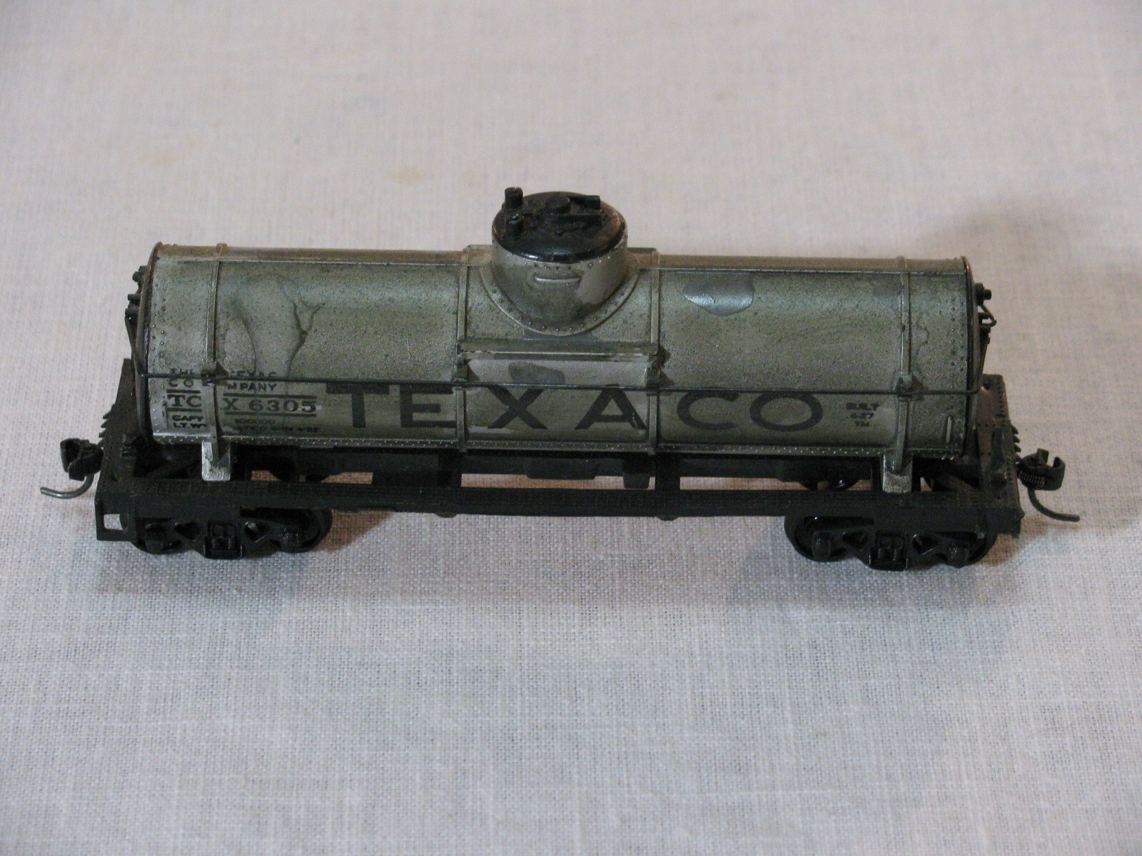 Vtg HO Scale Single Dome Tank Car, Texaco #6305, Kadees, Hong Kong, Unbranded rr