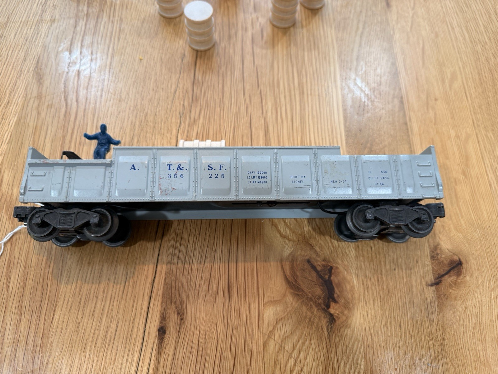 Lionel 356 Operating Barrel Car (Santa Fe ATSF 356), O Gauge. Barrels included