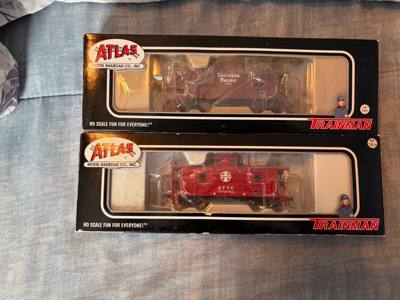 Atlas HO Scale Cupola Cabooses, Santa Fe & Southern Pacific 2 Pack