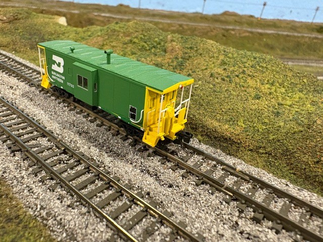 Bluford Shops N 44250 Burlington Northern Int. Ph 4 Bay Window Caboose Rd #11702