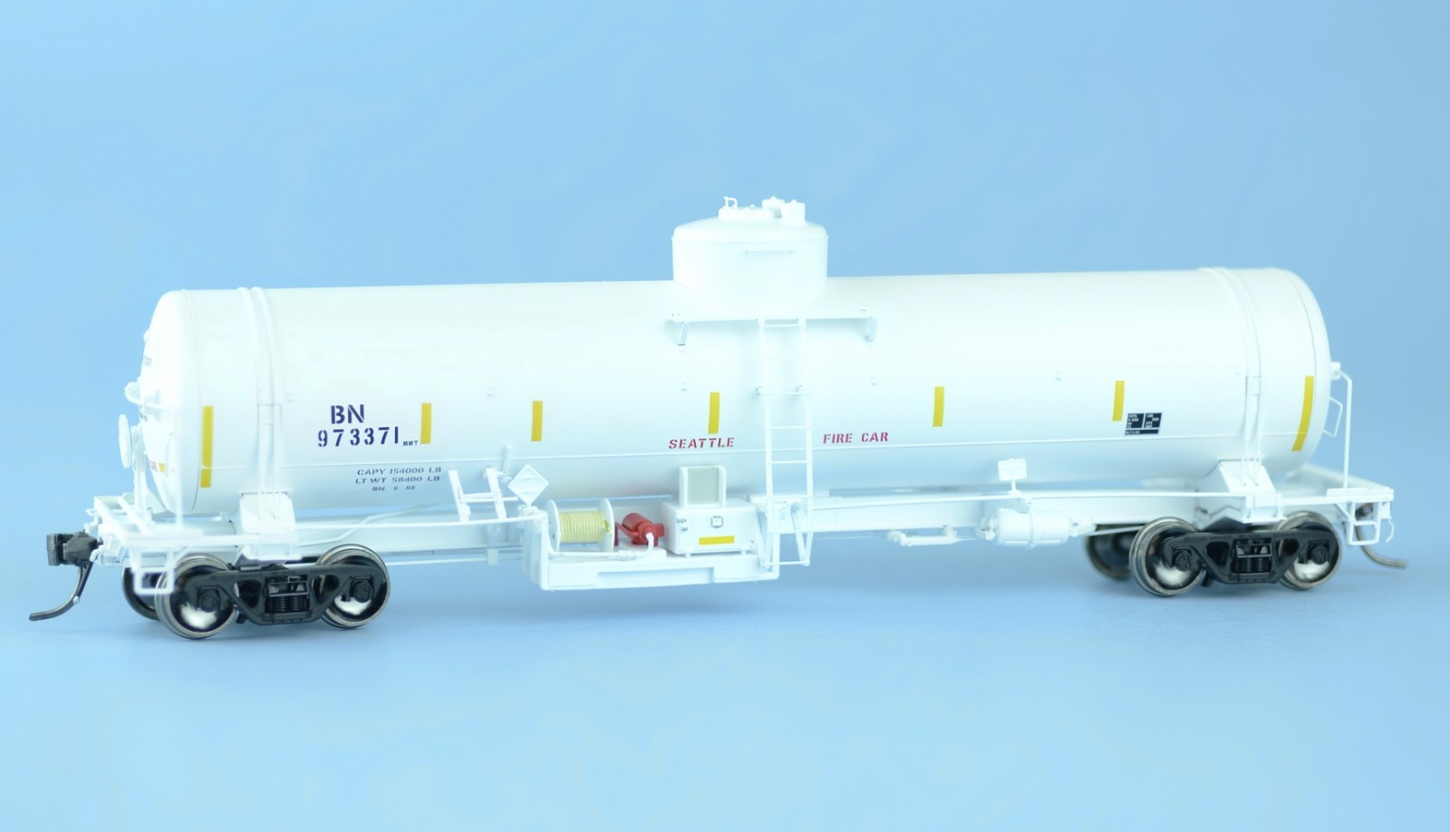 HO scale RTR BNSF/ATSF emergency fire water hose car model c.1990s.