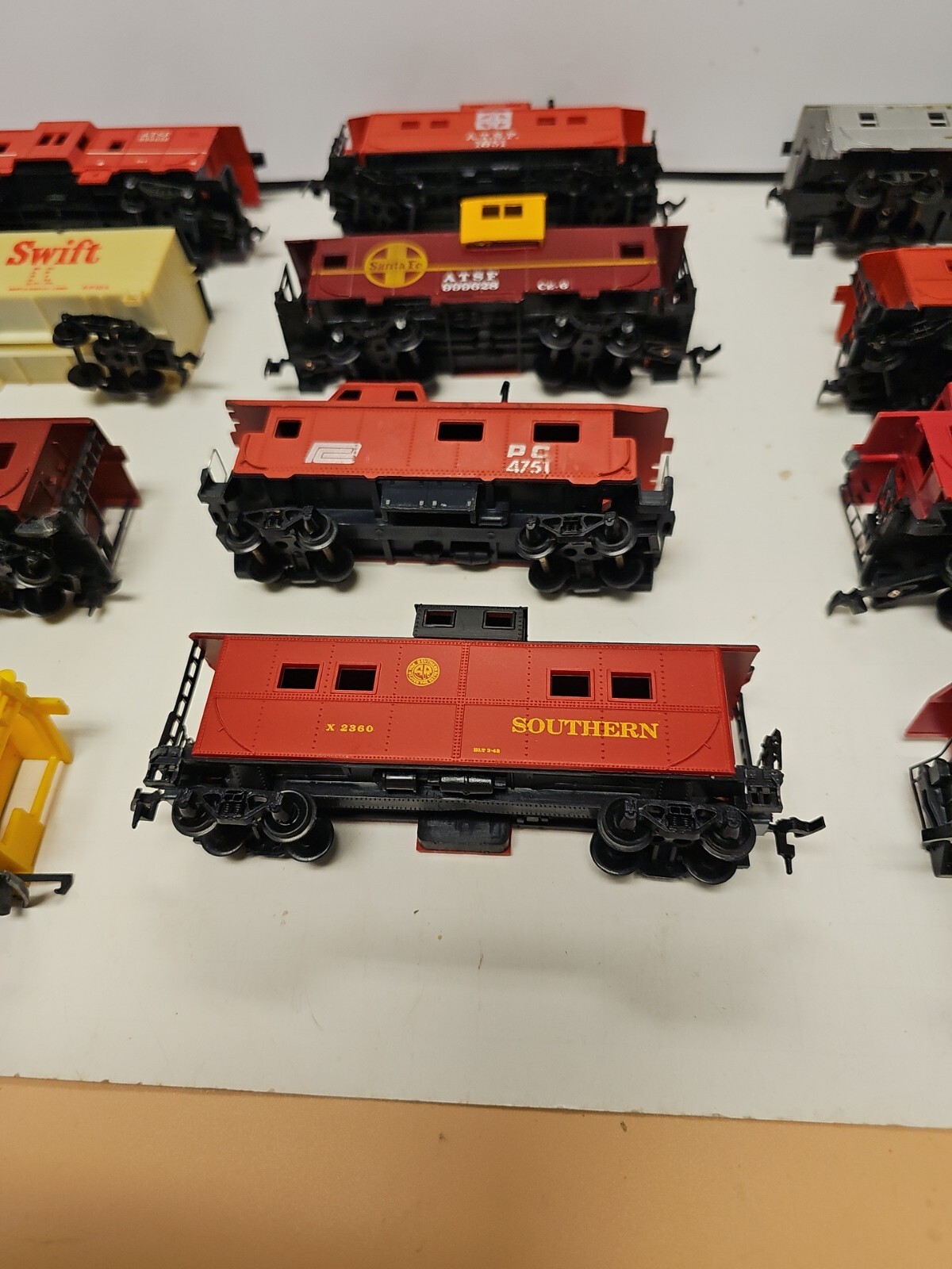 HO Scale Lot of 21 Mixed Caboose & Box Car, Tyco, Life-Like, Lima,Tri-ang More