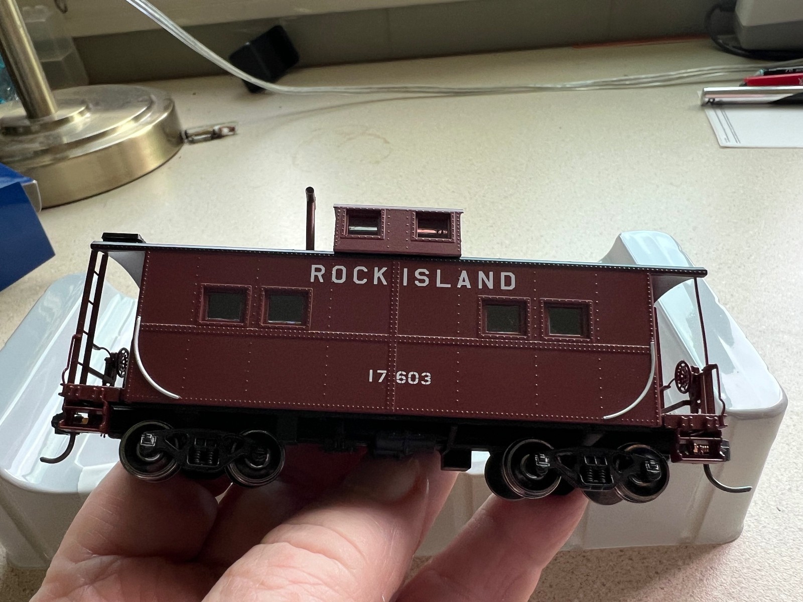 Athearn RTR HO 74341, 4 Window Caboose, Rock Island 17603 metal wheels & KDs OB