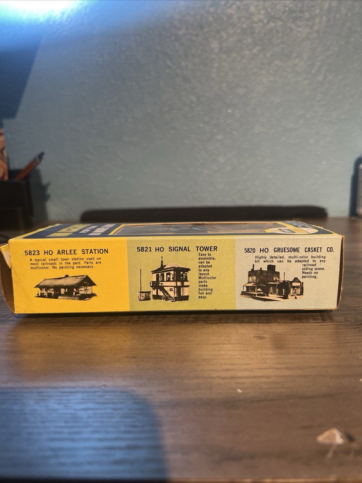 AHM HO Scale Yellow Box Car Ready to Go Model Railroad Freight inbox ￼