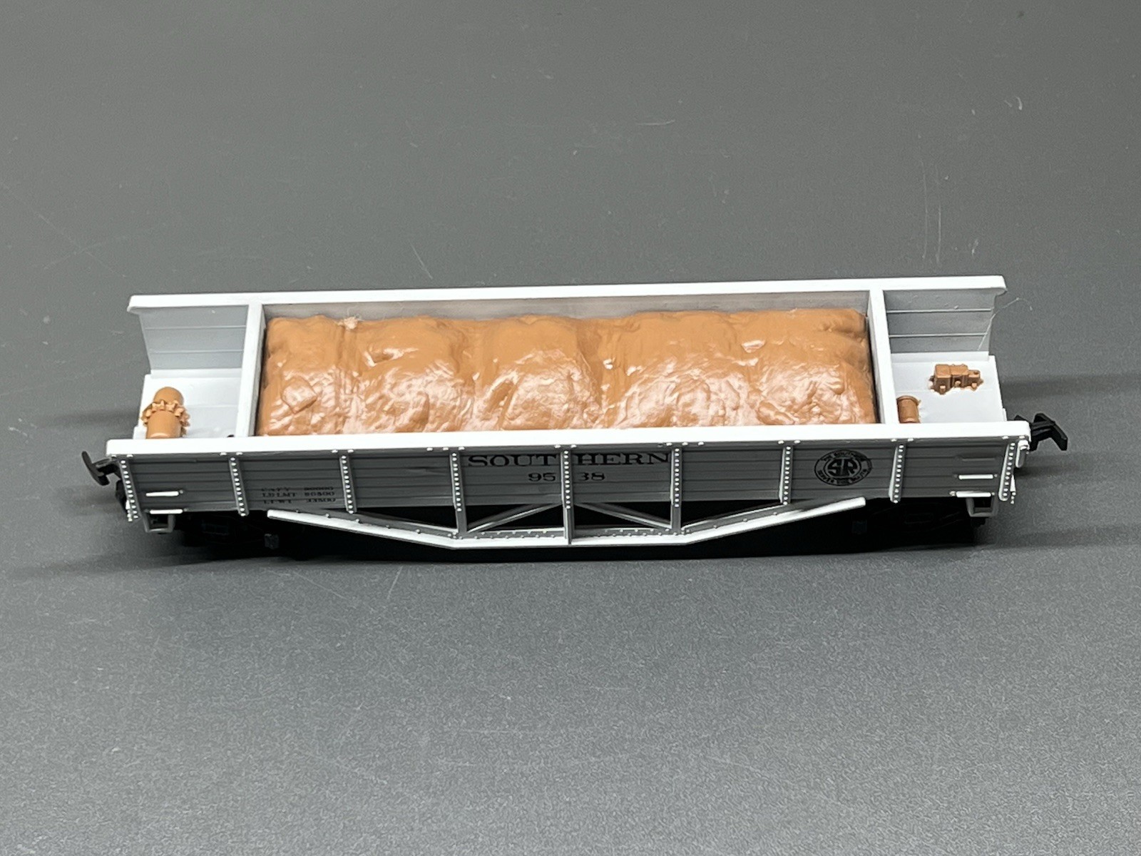 Vintage HO Scale Walthers 932-5556 Southern 42′ Hart Gondola w/Load – Gray – RTR