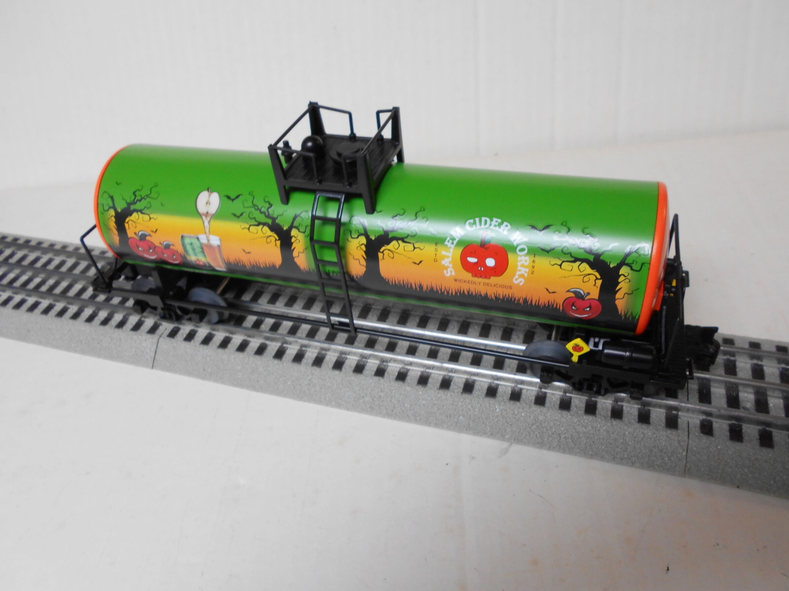 LIONEL 2323050-T FAST FRIGHT HALLOWEEN SALEM CIDER WORKS TANK CAR O GAUGE NEW