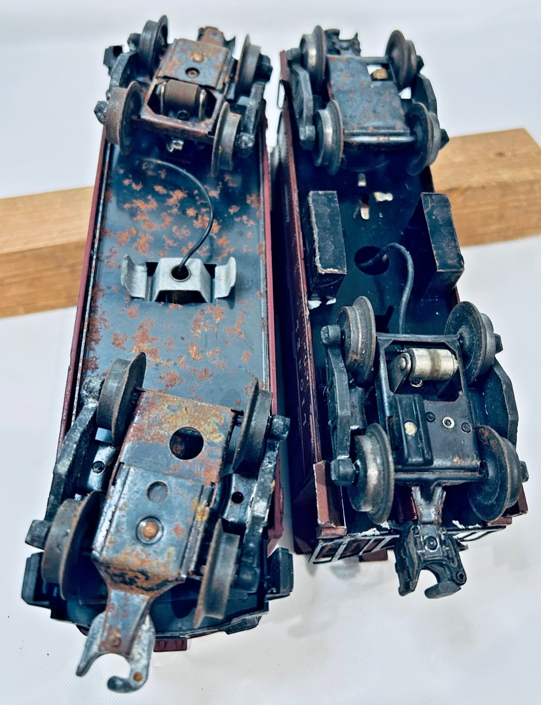 2 Lionel O-O27 Cabooses