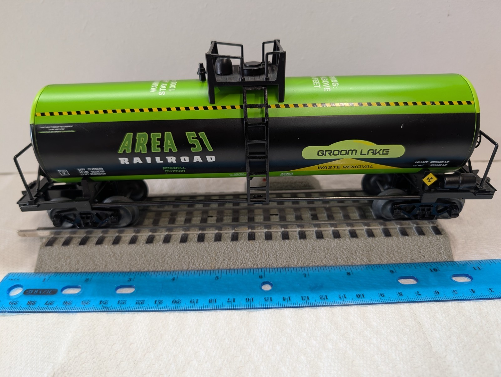 LIONEL AREA 51 RAILROAD ALIEN GROOM LAKE UNI-BODY TANKER O GAUGE TRAIN USED NO B