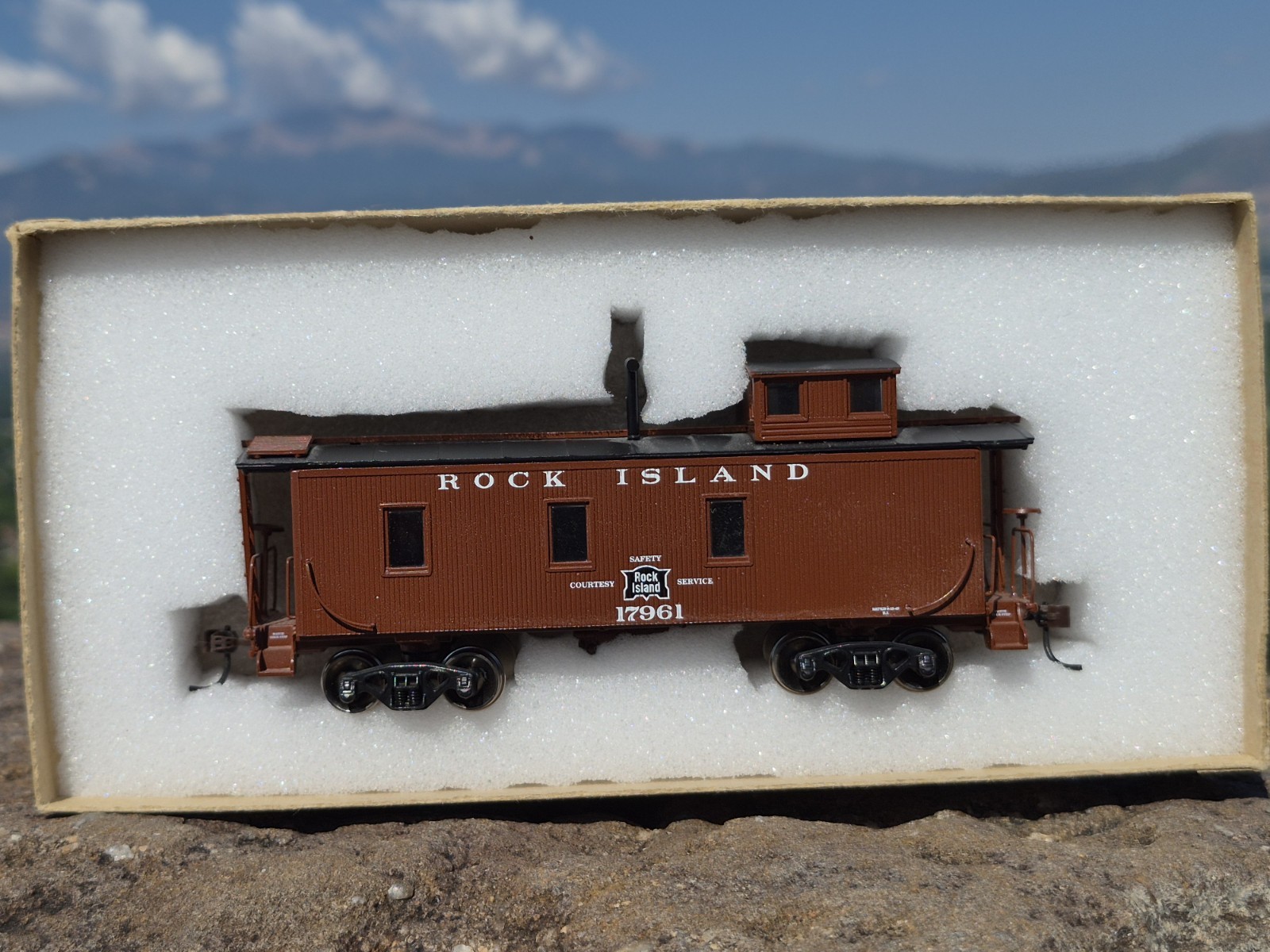 Roundhouse HO Scale Rock Island #17961 3 Window Standard Wood Caboose 84373