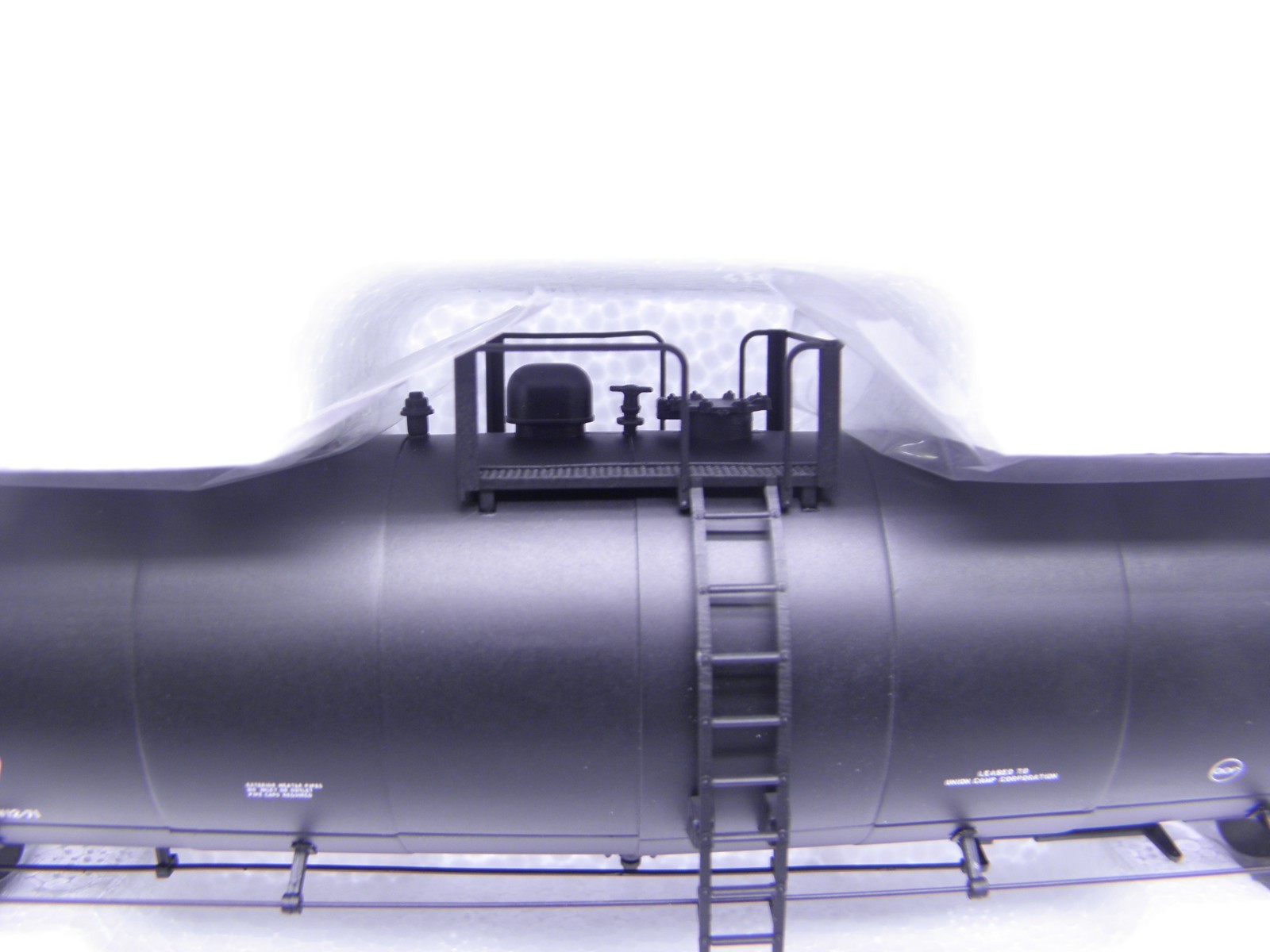 ATLAS #1631-2 – 23,500 GAL TANK CAR – UNION CAMP ACFX #83827 -HO SCALE