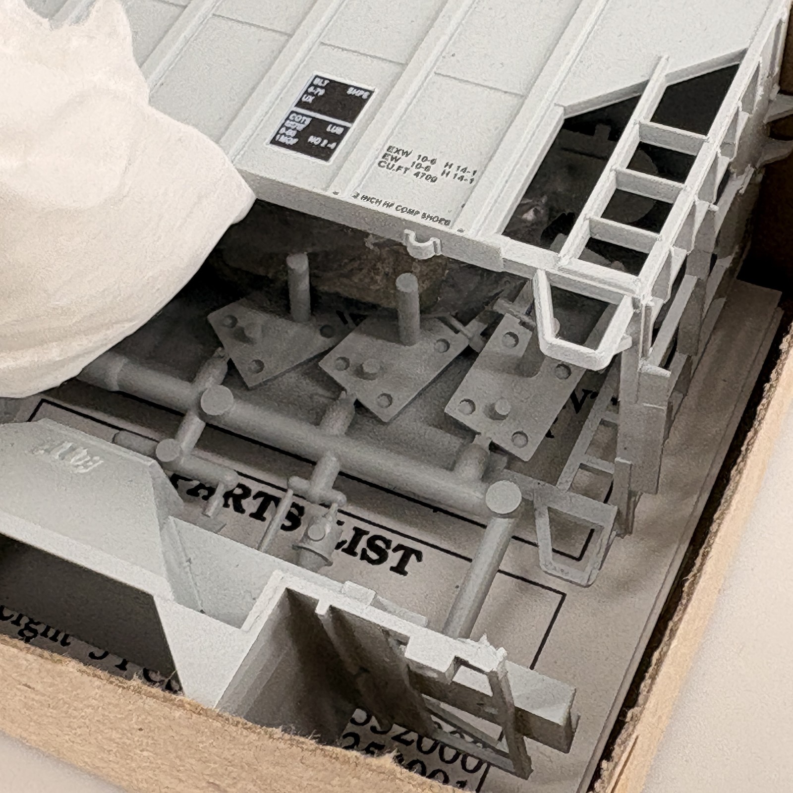 HO Roundhouse Products 07936 54′ 3-Bay Covered Hopper USLX Farmers Co-Op KIT