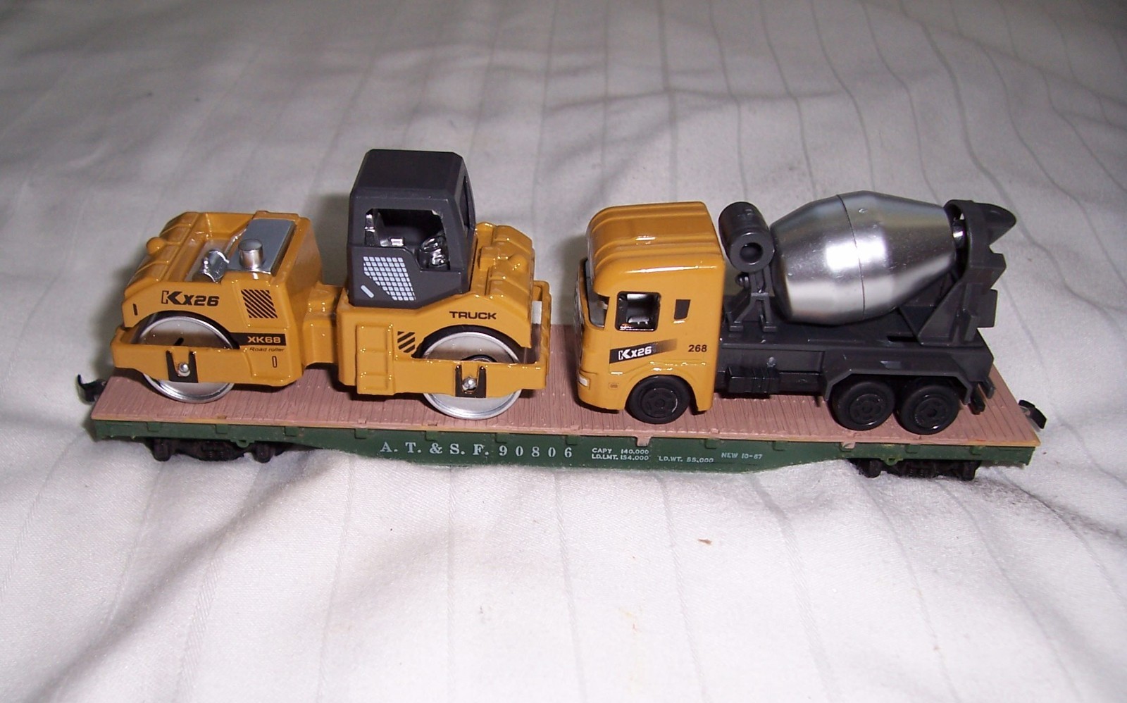 LOT#214 40 FT HD FLATCAR LOADED WITH TWO PERFECT REPLICAS CONSTRUCTION EQUIPMENT