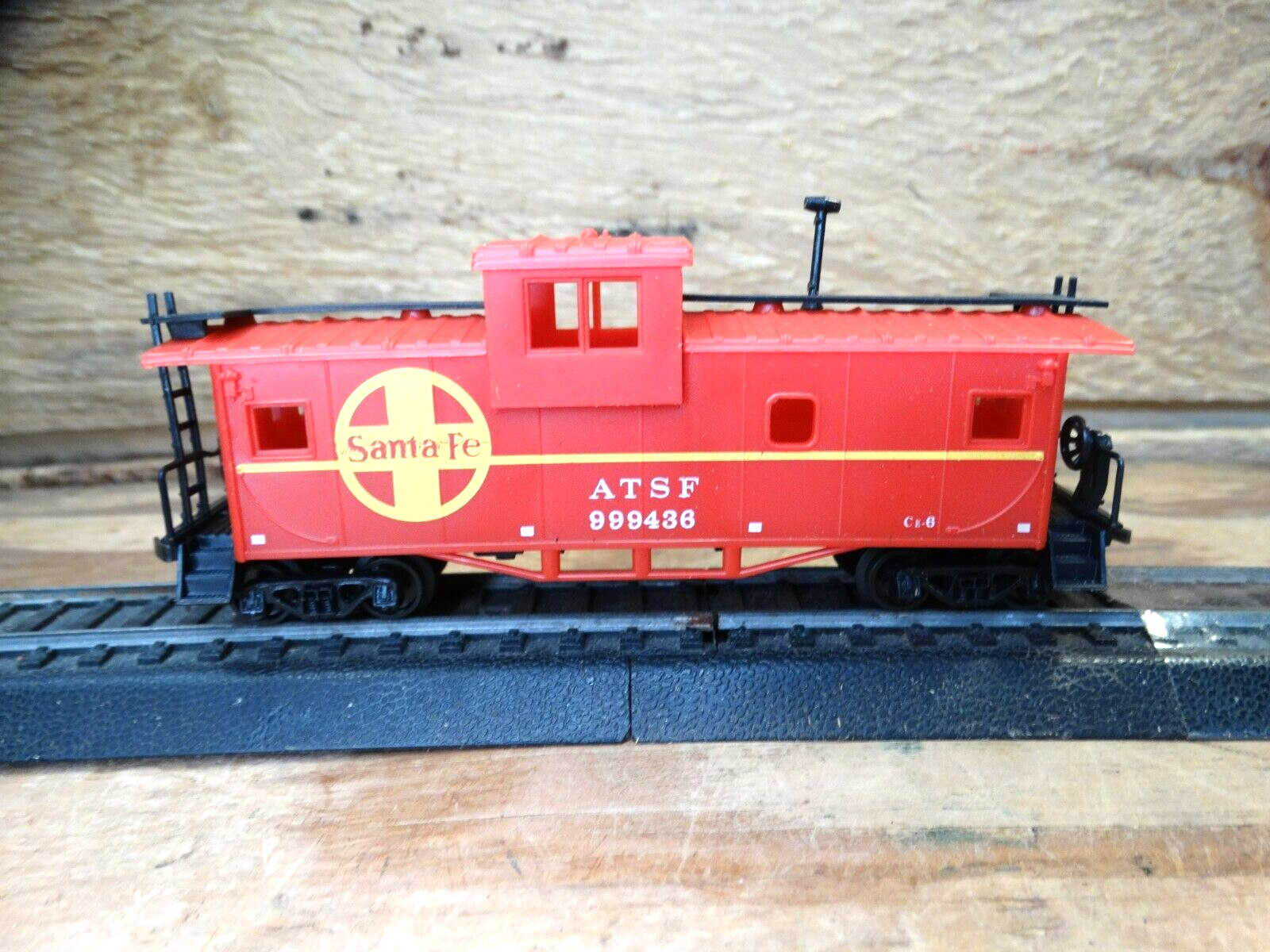 AHM HO Scale 40′ Santa Fe ATSF Ce8 Wide Vision Railroad Train Cupula Caboose