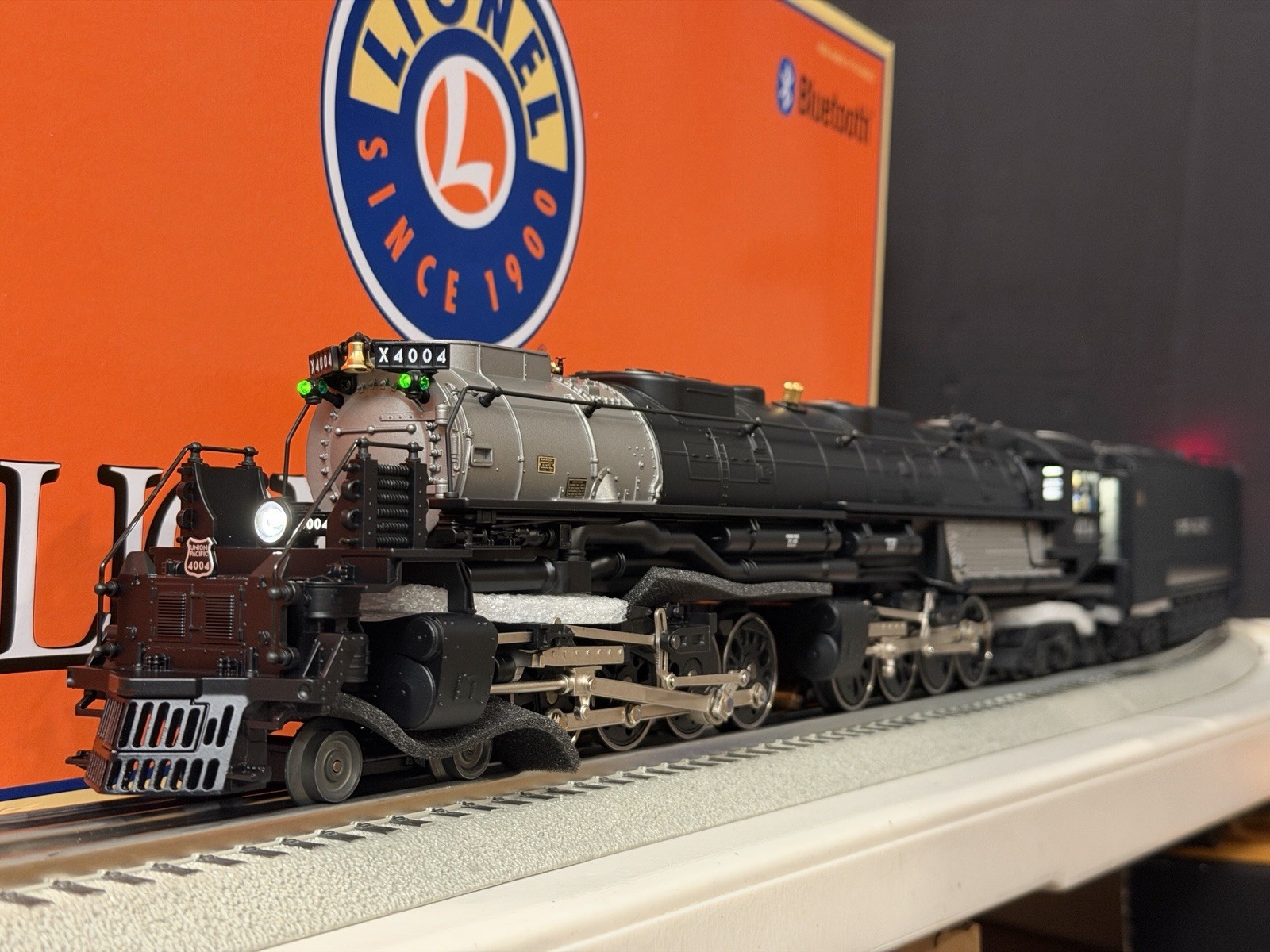 Lionel 1922010 Big Boy Union Pacific 5-Car Sherman Hill Set – Lionchief Plus 2.0
