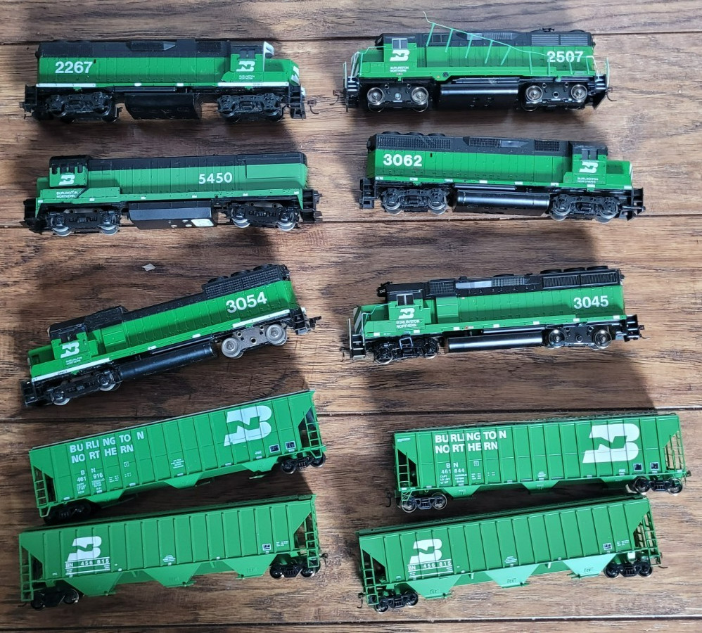 Burlington Northern HO Scale Rail Road Model Engines Box Cars Lot Working