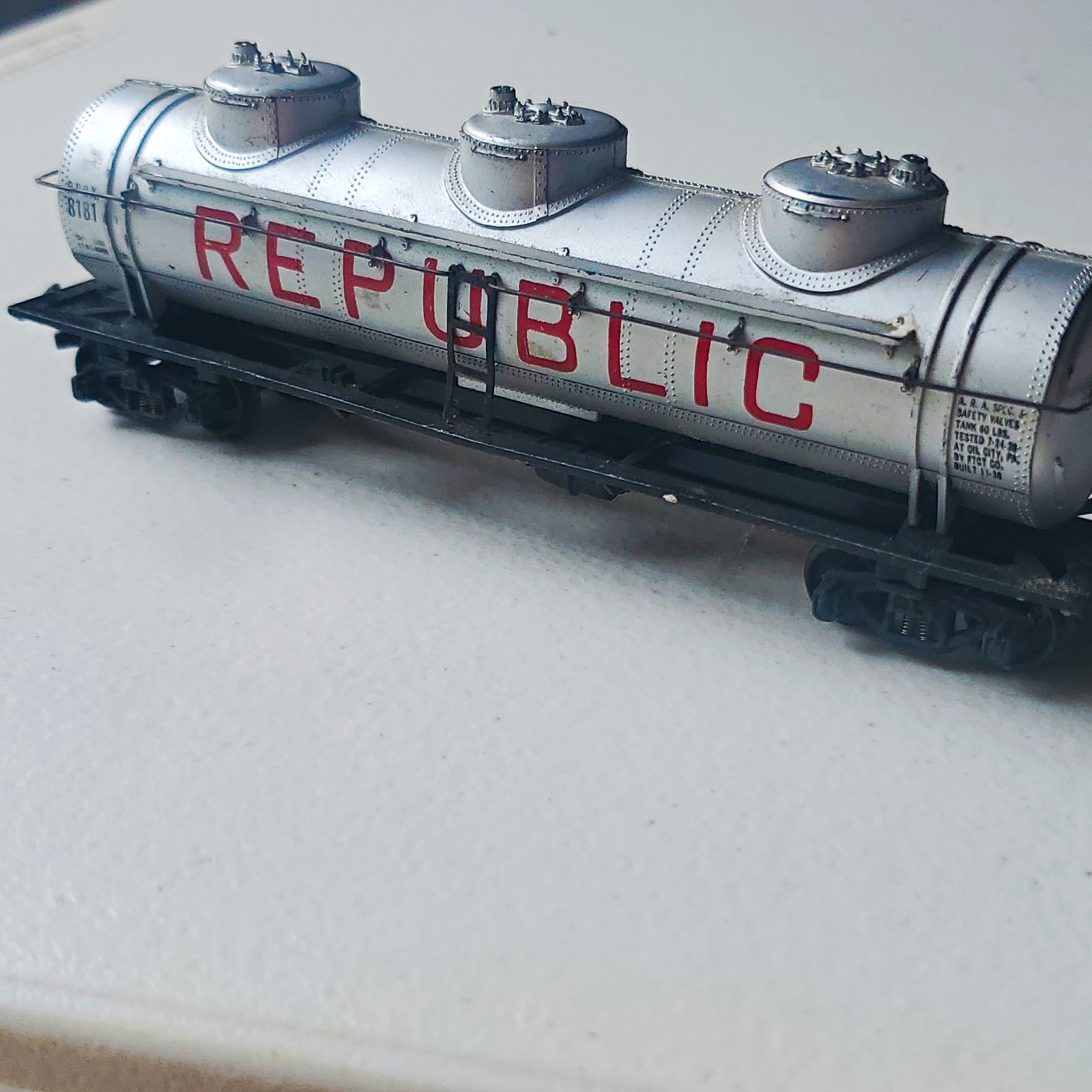 Republic HO Silver Tank Car 8181 Black/Red Two-Rail