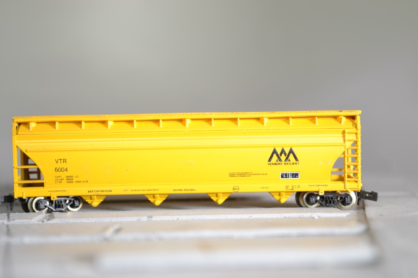 33328 N Scale ATLAS COVERED HOPPER VTR VERMONT RAILWAY