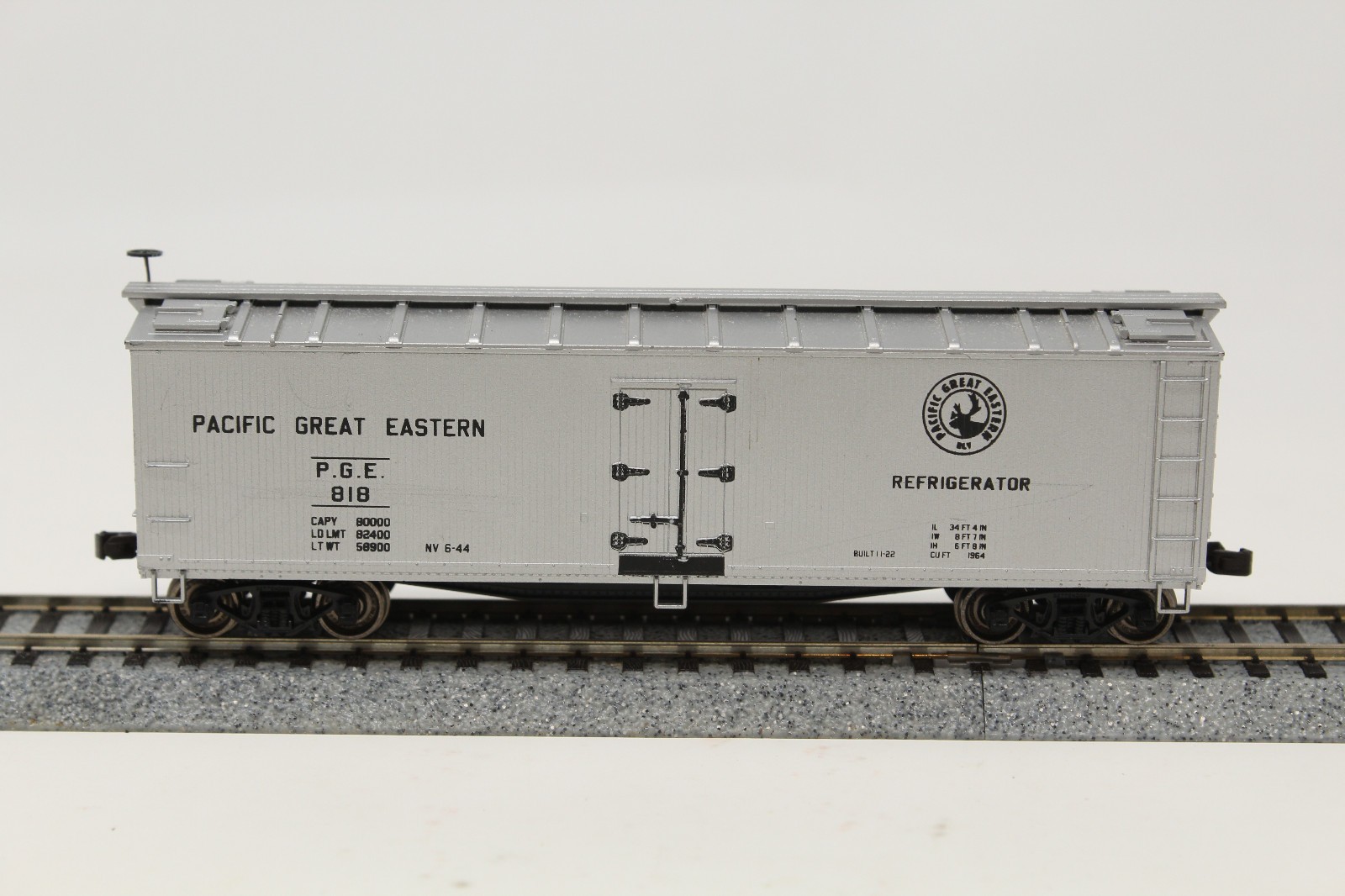 HO Scale Accurail 1584 40′ Wood Reefer Pacific Great Eastern PGE 818 Silver RTR