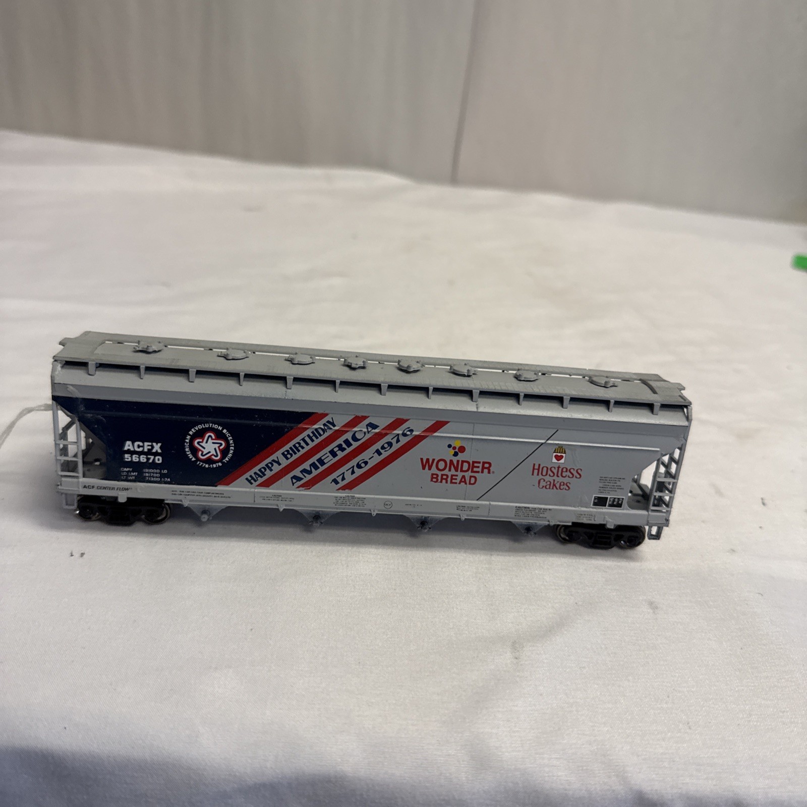 ACFX #56670 Wonder Bread / Hostess Cakes Bicentennial HO Scale Covered Hopper