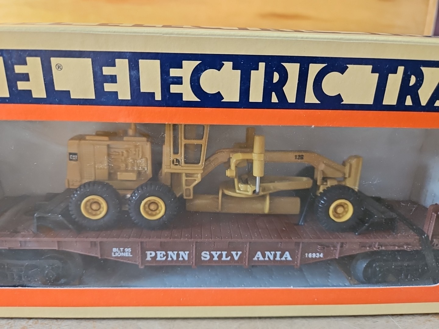 Lionel Caterpillar Ertl Grader PENNSYLVANIA FLATCARROAD 6-16934 NEW IN BOX
