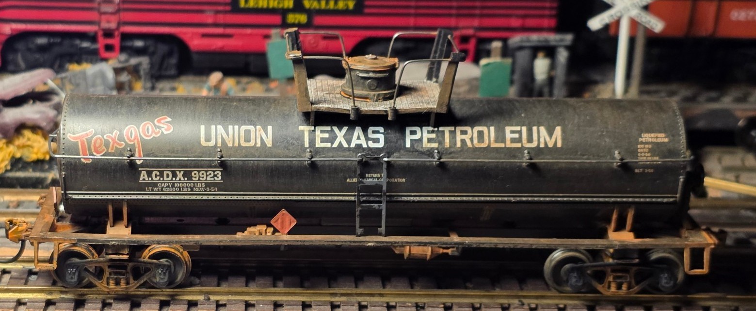 HO Scale ACDX TEXGAS SD Tank Car Weathered,Kadees