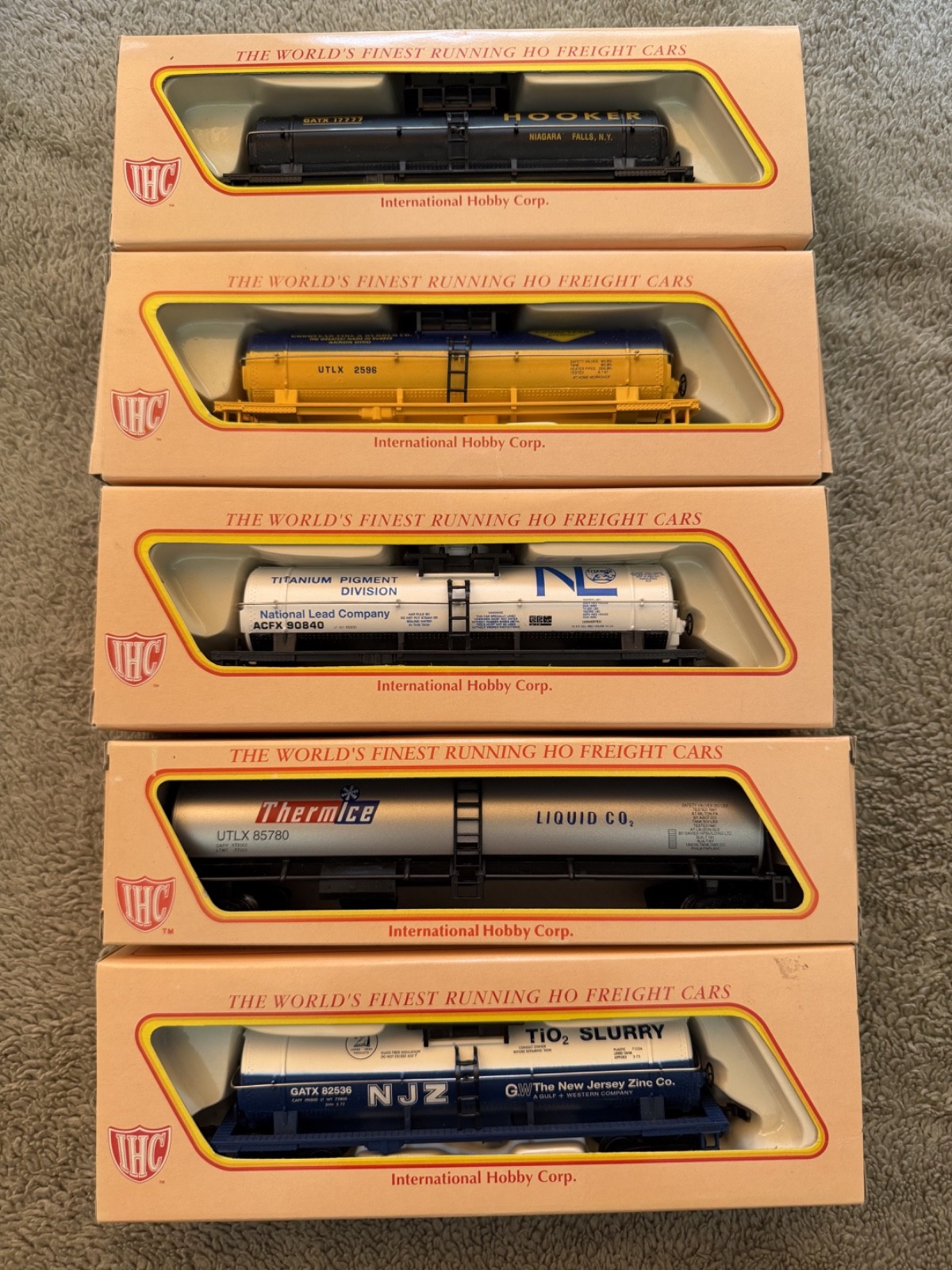 IHC HO SET OF 5 TANK CARS VINTAGE FROM ESTATE