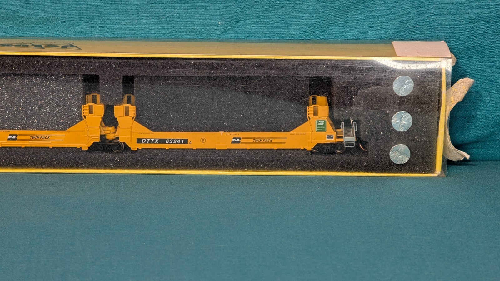 N SCALE BN GUNDERSON TWINSTACK 5 UNIT ARTICULATED CAR