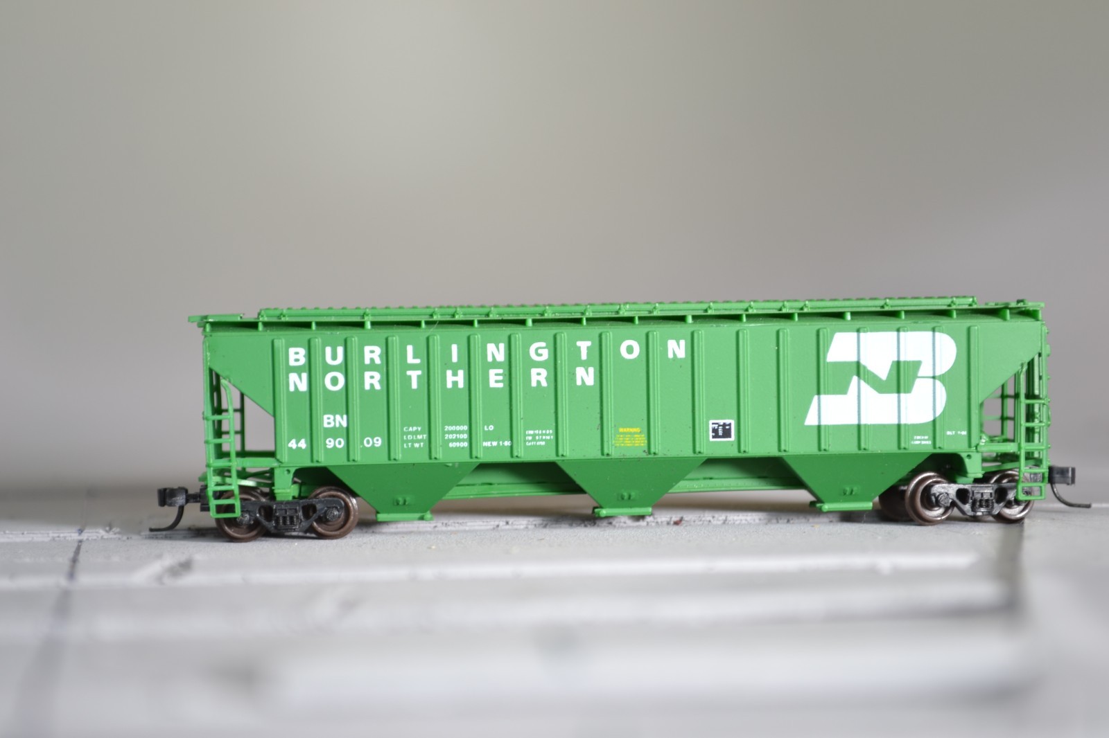 48076 N Scale PACIFIC WESTERN RAIL COVERED HOPPER BN BURLINGTON NORTHERN