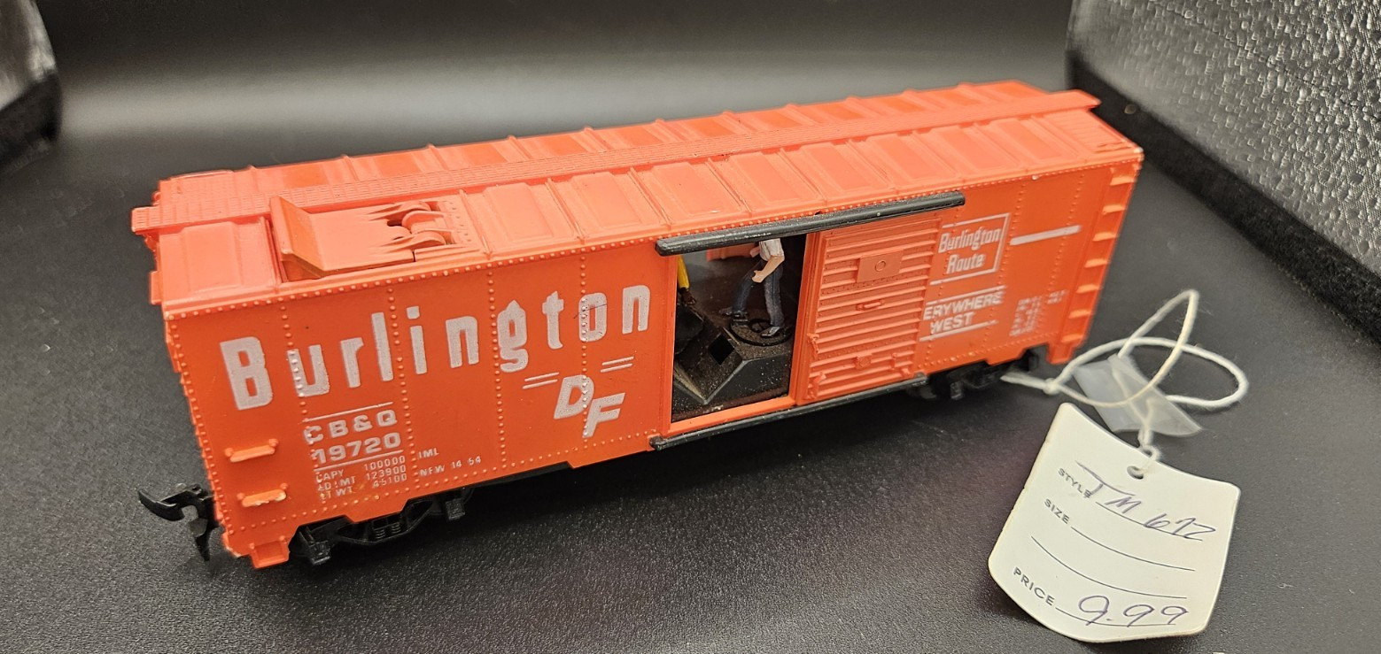 HO Burlington Route CB&Q Orange/Black Box Car #19720 Plastic Freight Car