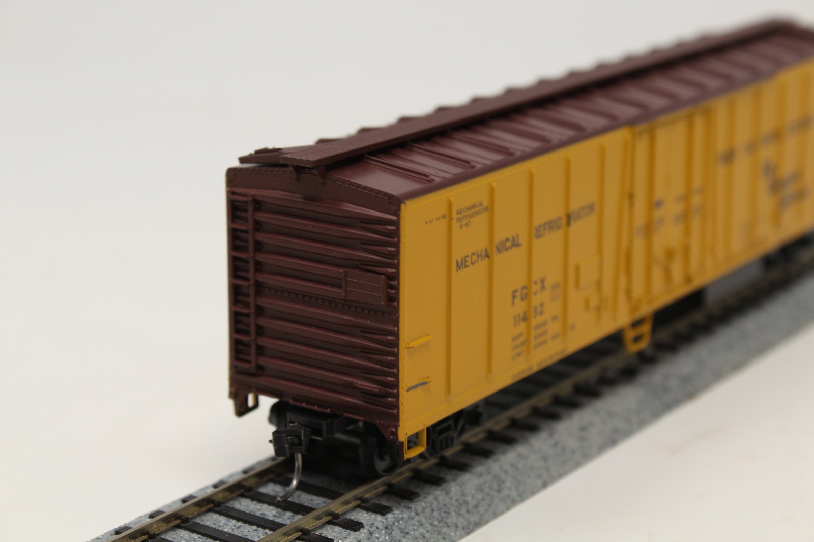 HO Scale Athearn 1633 50′ Reefer Fruit Growers Express FGCX 11432 RTR