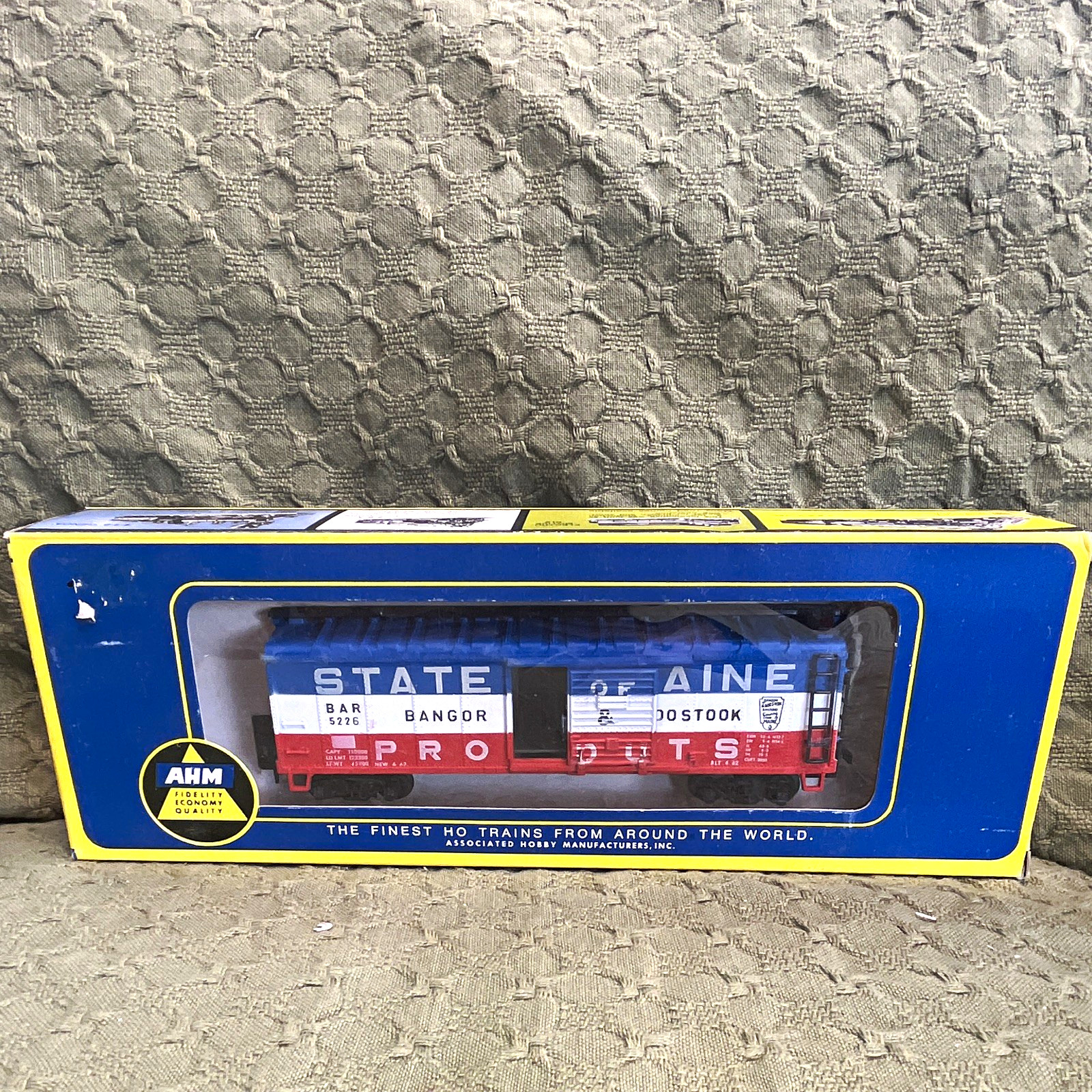 AHM HO Bangor & Aroostook Caboose 5277 H Analog Ready to Go Blue/White/Red