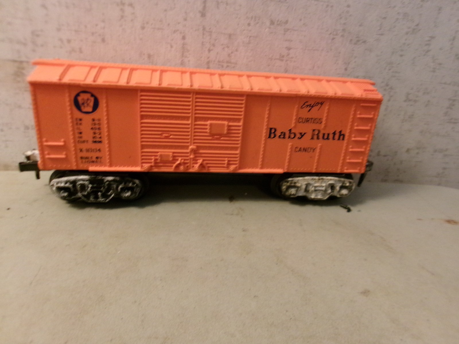 LIONEL 1004 BABY RUTH BOXCAR TRUCKS NEED CLEANING OTHERWISE EXCELLENT